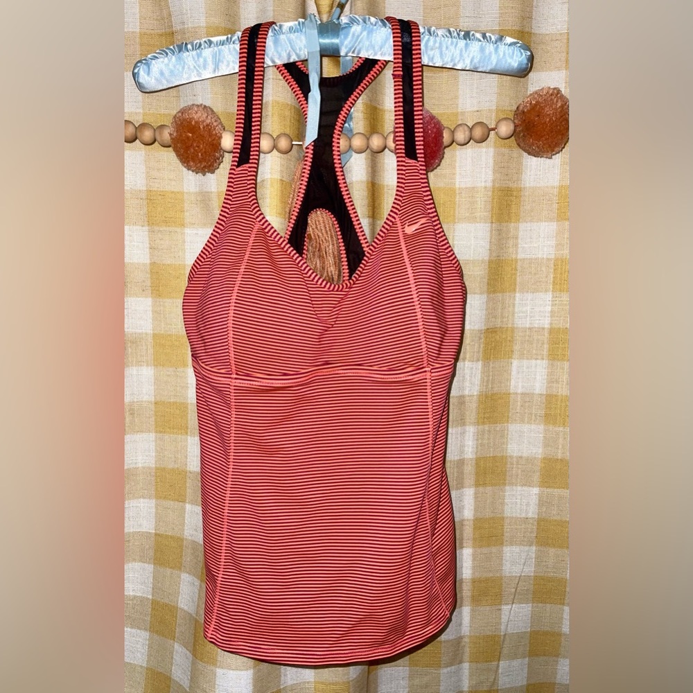 Nike Large lined athletic tank w built in bra w removable cups EUC